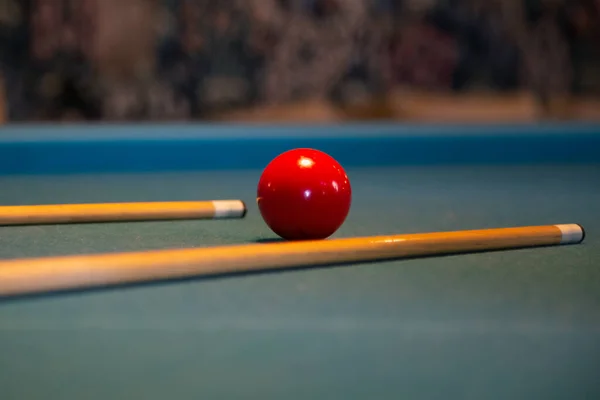 Billard Rote Kugel Auf Grünem Tisch Mit Billard Queue Snooker — Stockfoto