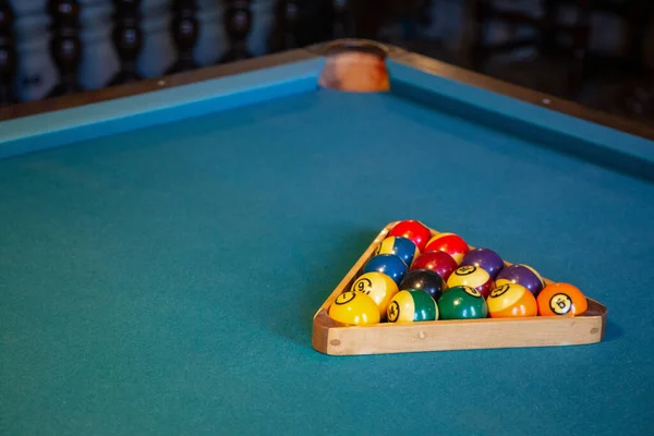 Billardkugeln Auf Grünem Tisch Mit Billard Queue Snooker Pool Spiel — Stockfoto