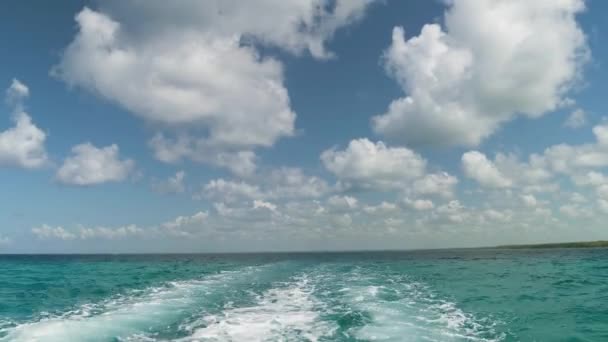 摩托艇在水面上留下的脚印 在云层的衬托下 汽艇在海面上航行 海上的大船在地平线上消失了 从船尾看 — 图库视频影像