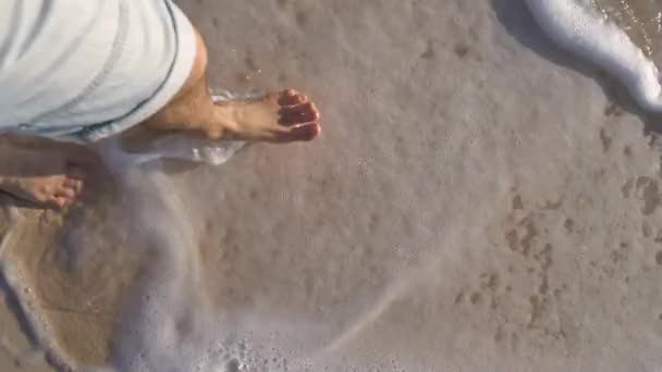 Männliche Beine Die Meeresnähe Gehen Ansicht Von Oben Zeitlupe Nahaufnahme — Stockvideo
