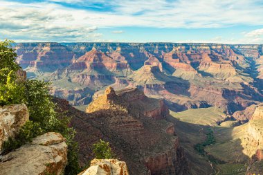 Arizona 'daki Büyük Kanyon Havalimanı. Büyük Kanyon Ulusal Parkı 'nda gün batımında güzel doğa manzaralı bir panorama. Grand Canyon Ulusal Parkı 'nın Güney Rim' i. Arizona, Büyük Kanyon Manzarası.