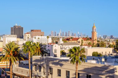 Hollywood Bulvarı 'ndan Los Angeles şehir merkezi manzarası. Los Angeles 'ın panoramik manzarası. Sunset Light Los Angeles Havacılık Şehri manzarası. Önplana odaklan.