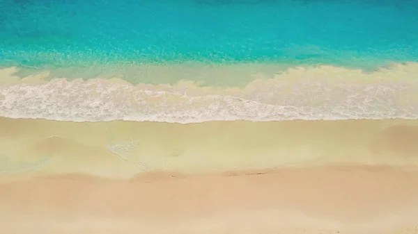 蓝绿色海浪的空中图像到达了海岸线 美丽的沙滩从顶部看 暑假的概念 空中无人驾驶飞机拍摄的蓝绿色海水在海滩上 — 图库照片