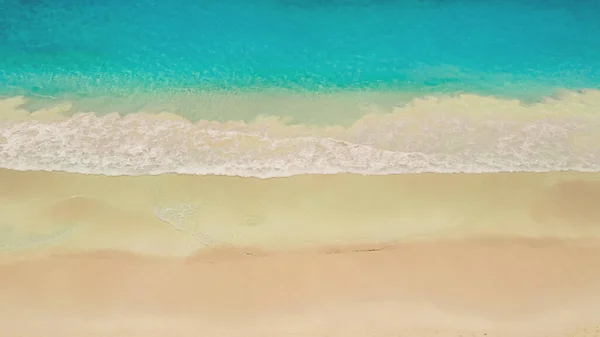 Aerial View Turquoise Ocean Wave Reaching Coastline Beautiful Sand Beach — стоковое фото