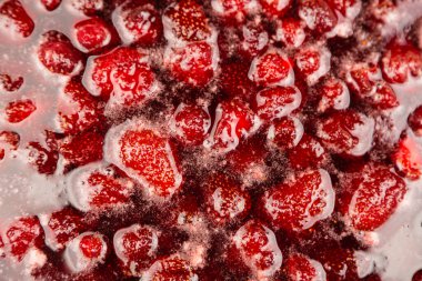 Ev yapımı ahududu reçeli yapma süreci. Kırmızı tatlı şurup ocağın üstünde kaynıyor. Çilek reçeli çok iştah açıcı görünüyor. Ev yapımı kaynatılmış çilek reçeli. Çilek reçeli yap..