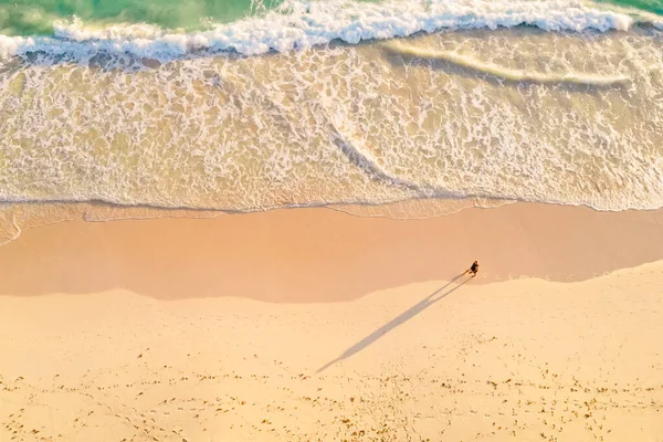 Вид Зверху Самотню Людину Йде Білому Піщаному Пляжу Вздовж Дивовижного — стокове фото