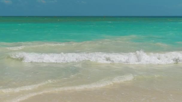 海岸线 沙滩上波涛汹涌 蓝色的天空和大海背景 清澈的蓝水 碧绿海水的海滩 海滨有沙滩的白色海滩 泳滩景观图 — 图库视频影像