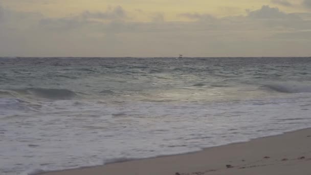 Αγκυροβολημένο Σκάφος Παρασύρεται Στα Κύματα Κοντά Στην Ακτή Ηλιοβασίλεμα Μηχανοκίνητο — Αρχείο Βίντεο