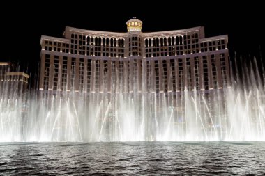Las Vegas, Nevada - Nisan 2017: Bir Bellagio çeşmeler. Çeşmeler Bellagio Hotel and Casino Las Vegas. Bellagio çeşme su geceleri göster. Bellagio hotel ve dans çeşmeler.
