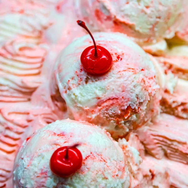 Παγωτό Σκαλίζει Φόντο Μπάλα Παγωτού Βανίλια Ζαχαρωμένα Κεράσια Και Σιρόπι — Φωτογραφία Αρχείου