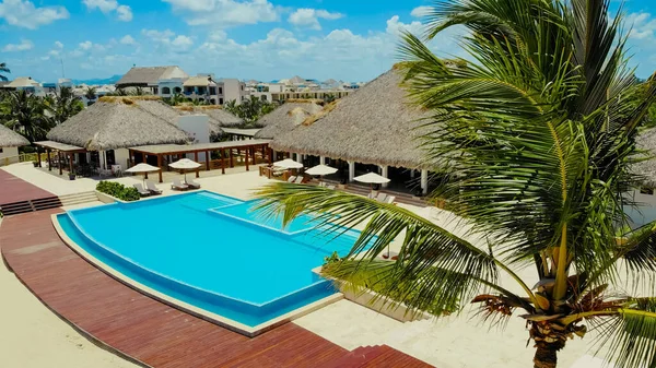 휴양지와 야자나무에 짚으로 오두막집 호텔을 공중에서 구경할 수있다 도미니카 공화국의 — 스톡 사진