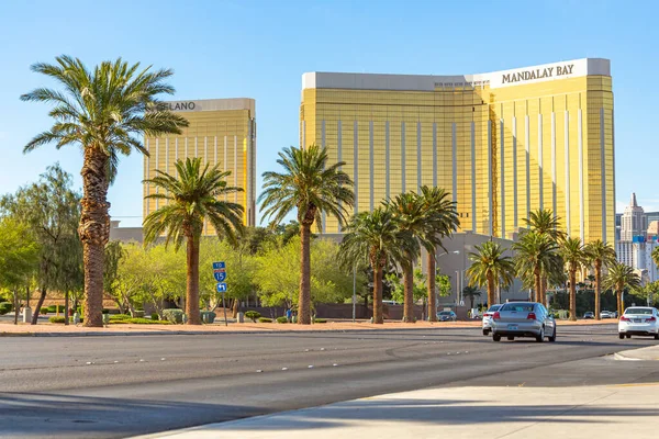 stock image Las Vegas, Nevada - April 2017: Mandalay Bay. Entering Las Vegas, Mandalay Bay is the first hotel on the main boulevard of the city. Golden facade of Mandalay Bay sparkles in the rays of the sun.