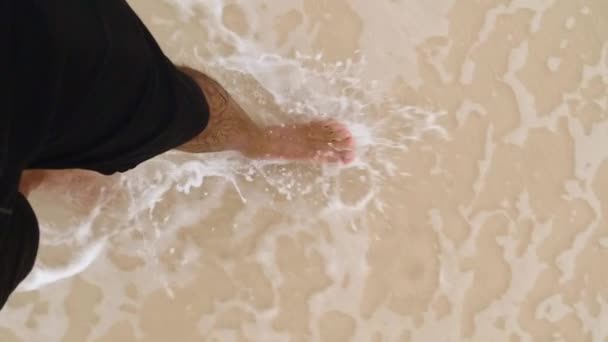 Видео Мужчина Шортах Ходит Босиком Берегу Моря Мужские Ноги Прогуливаются — стоковое видео