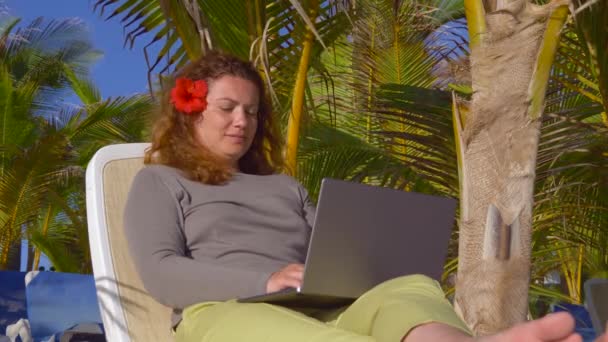 Kumsalda Dizüstü Bilgisayar Kullanan Genç Bir Kadın Çalışıyor Serbest Çalışma — Stok video