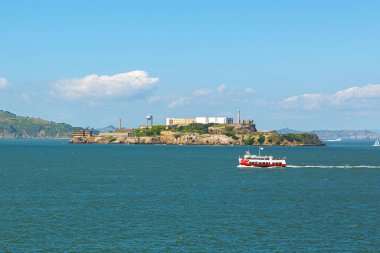 San Francisco, ABD 'deki Alcatraz Adası. San Francisco 'daki Alcatraz hapishane adasına karşı feribot gemisi. San Francisco Körfez Bölgesi. Alcatraz Adası manzarası