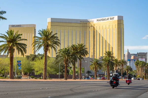 stock image Las Vegas, Nevada - April 2017: Mandalay Bay. Entering Las Vegas, Mandalay Bay is the first hotel on the main boulevard of the city. Golden facade of Mandalay Bay sparkles in the rays of the sun.