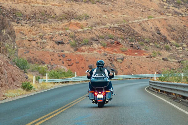 Viagem Moto Pela América Casal Motociclistas Passeios Longo Estrada Contra — Fotografia de Stock