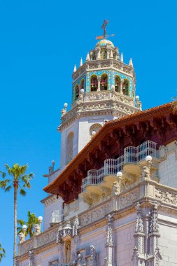 Hearst Kalesi, Kaliforniya, ABD - Nisan 2017: San Simeon Hearst Kalesi Kulesi. Hearst Kalesi 'ndeki Casa Grande' nin kulelerinden birine bakıyorum. Amerika 'da Kaliforniya' nın simgeleri