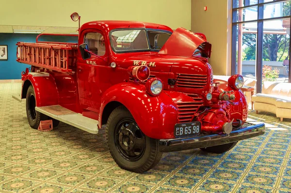 2017年4月 カリフォルニア州ハースト キャッスル ハースト キャッスルビジターセンターに消防車のヴィンテージカーが展示される ヴィンテージの消防車のExonat — ストック写真