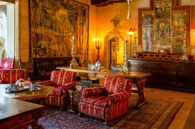 Hearst Castle, Kaliforniya, ABD - 27 Nisan 2017 - William R. Hearst Kalesi 'nin içi. Detaylarla dolu oturma odası ve Hearst Kalesi 'nde antikalarla dekore edilmiş, ki bu California Tarihi Simgesi.