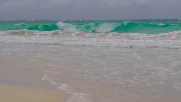 Bewolkte Lucht Voor Een Storm Stormachtig Weer Oceaan Raging Golven — Stockvideo
