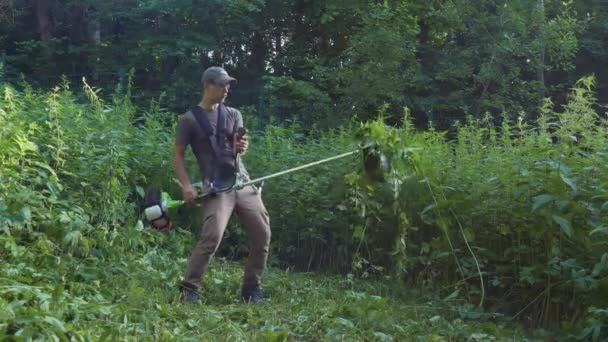 Tukang Kebun Bermain Pemangkas Rumput Mesin Pemotong Rumput Seperti Gitar — Stok Video