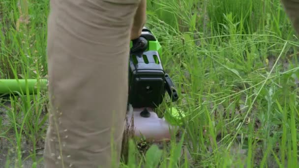 Männliche Hand Startet Einen Rasenmäher Auf Gras Hintergrund Gärtner Starten — Stockvideo