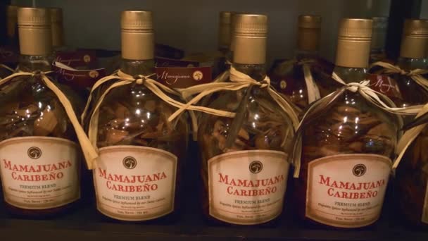 巴伐罗 多米尼加共和国 2021年5月5日 Mamajuana 多米尼加共和国传统酒精饮料 多米尼加烈性酒Mamajuana 作为纪念品出售 — 图库视频影像