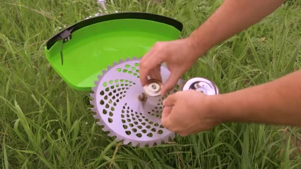Yeni Bir Yeşil Fırça Kesicisinin Üzerine Testere Bıçağı Yerleştiriyorum Bahçıvan — Stok video