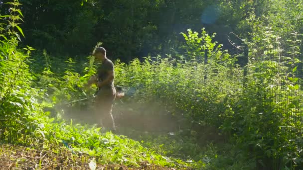 园艺工人割草 用手动汽油割草机割草 花园和草坪护理 园丁用手割草机割草 — 图库视频影像