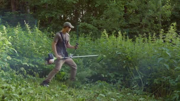 Zahradník Hraje Nůžky Trávu Jako Kytara Při Sekání Trávy Člověk — Stock video