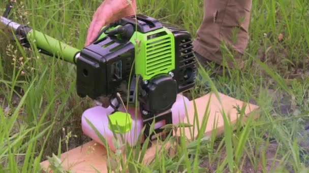 Çim Biçme Makinesi Motoru Çalışıyor Yakın Plan Çalışan Bir Çim — Stok video