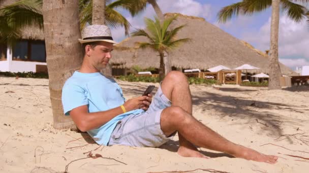 Kaukasischer Mann Strandkorb Mit Smartphone Chat Oder Online Shopping Während — Stockvideo
