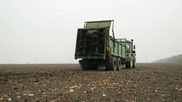 Gödslingsfält Med Kompost Gödsling Jord Med Organiska Gödselmedel Mekaniskt Jordbruksarbete — Stockvideo