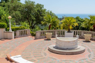 Hearst Kalesi, San Simeon, Kaliforniya, ABD - 27 Nisan 2017 - Hearst Kalesi 'nin güney terası, okyanus manzaralı. Hearst Kalesi 'nin dış görünüşü, William Randolph Hearst' ün müsrif sahil arazisi..
