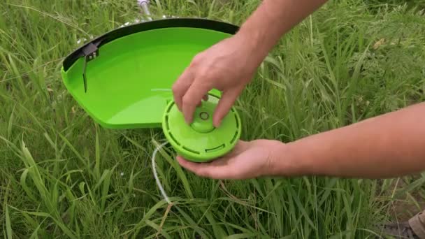 Obsługa Narzędzi Ogrodowych Pracownik Ogrodnika Przymocowuje Kosiarkę Kosiarki Łące Trawą — Wideo stockowe