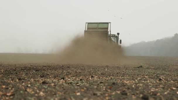 Gübre Tarlaları Gübreleniyor Mekanik Olarak Organik Gübrelerle Toprağın Gübrelenmesi Tarlalarda — Stok video
