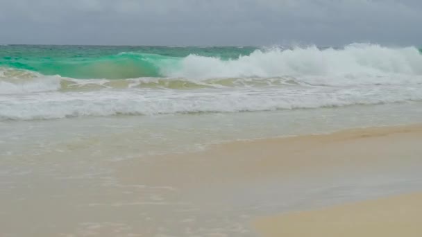 Golfen Breekt Uit Een Zandstrand Bij Stormachtig Weer Oceaan Raging — Stockvideo