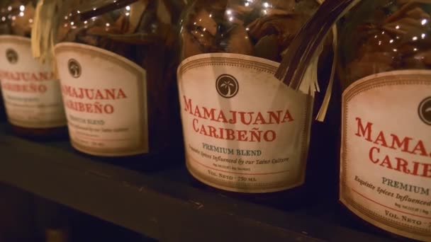 2021年5月5日 多明尼加共和国巴伐罗 Mamajuana的瓶子在商店橱窗里 多明尼加烈性酒叫 Mamajuana 作为纪念品出售 软聚焦全景布线特写 — 图库视频影像