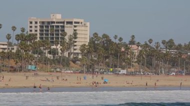 Santa Monica, Kaliforniya, ABD - 8 Mayıs 2017 - Plaj halkı deniz yolculuğunu çok kalabalık karşıladı. Plajda bir sürü yolcu var. Pasifik Okyanusu kıyısında Santa Monica Sahili 'nde insanlar okyanusun kenarında dinleniyor.