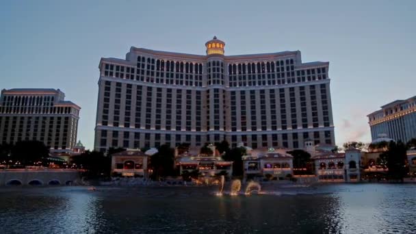 拉斯维加斯 Las Vegas Nevada 2017年4月30日 贝拉焦喷泉 位于拉斯维加斯贝拉焦酒店和赌场的喷泉 贝拉吉奥喷泉的水在黄昏时展出 贝拉焦酒店和舞池 — 图库视频影像