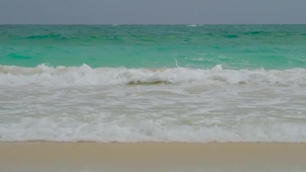 海面上的大浪 热带海滩 海浪冲刷着空旷的海滩 白色沙滩自然热带岛屿 海洋和天空背景景观 波涛汹涌 靠近海岸 — 图库视频影像