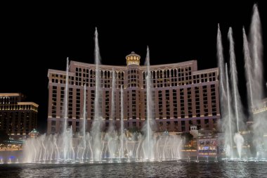 Las Vegas, Nevada - Nisan 2017: Bir Bellagio çeşmeler. Çeşmeler Bellagio Hotel and Casino Las Vegas. Bellagio çeşme su geceleri göster. Bellagio hotel ve dans çeşmeler.