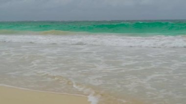 İnsansız azgın okyanus, yavaş çekim. Fırtınadan önce bulutlu gökyüzü. Okyanusta fırtınalı bir hava. Okyanusta fırtına. Tropiklerde yağmur mevsimi. Okyanus kıyısında büyük dalgalar. Yavaşlama Hareketi