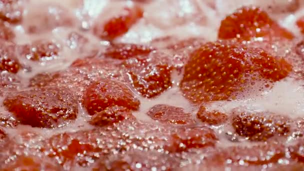 Μαρμελάδα Φράουλας Που Βράζει Κατσαρόλα Κοντινό Πλάνο Παρασκευή Ζελέ Φράουλα — Αρχείο Βίντεο