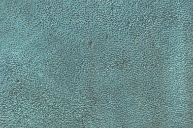 Bakır oksit arka planının detaylı dokusu. Arkaplan, oksit yeşili ezmelerle kaplı bronz bir plaka, yüzey çizik ve oyuklarla dolu. Patina ile pürüzlü bronz doku.