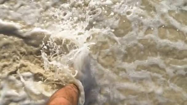 Overhead Tiro Pés Masculinos Andando Águas Rasas Como Onda Espumosa — Vídeo de Stock