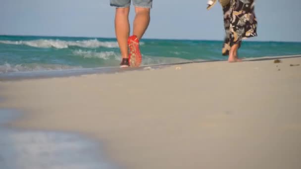 Περπατώντας Στην Αμμώδη Παραλία Ζευγάρι Πόδια Στην Παραλία Προς Θάλασσα — Αρχείο Βίντεο