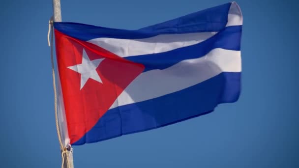 古巴国旗慢动作挥动 古巴国旗在风中飘扬 在晴朗天空的背景下 在风中飘扬的一面古巴国旗的特写 古巴舞台灯光 慢镜头 — 图库视频影像