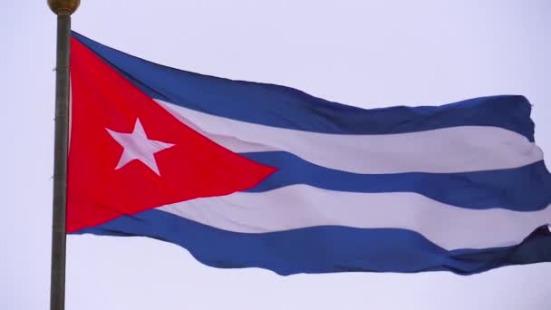 古巴国旗慢动作挥动 古巴国旗在风中飘扬 在晴朗天空的背景下 在风中飘扬的一面古巴国旗的特写 古巴舞台灯光 慢镜头 — 图库视频影像